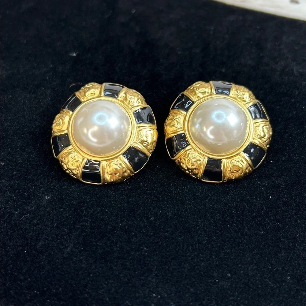 Vintage Gold and Black Faux Pearl Clip On Earrings